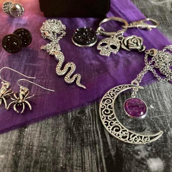 Gothic silver and black jewelry set - Picture 3 of 4